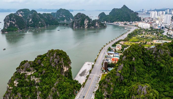 Than, cảng biển, công nghiệp, du lịch và hệ sinh thái di sản cùng hiện diện trên địa bàn Quảng Ninh. Ảnh: Hoàng Anh