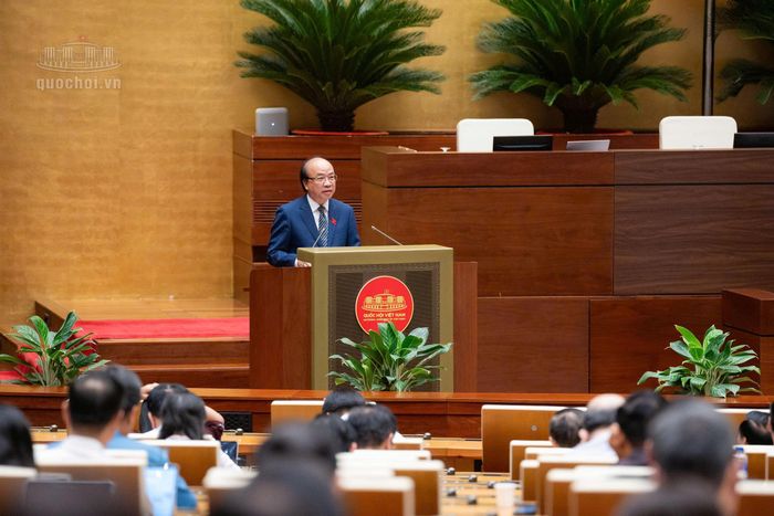 Chủ nhiệm Ủy ban Pháp luật và Tư pháp của Quốc hội Phan Chí Hiếu trình bày Báo cáo thẩm tra dự án Luật.