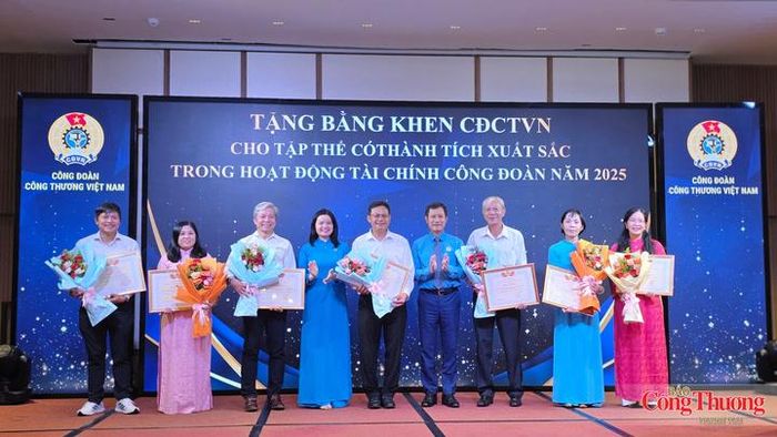 Công đoàn Công Thương Việt Nam trao bằng khen cho các tập thể có thành tích xuất sắc trong hoạt động tài chính công đoàn năm 2025.