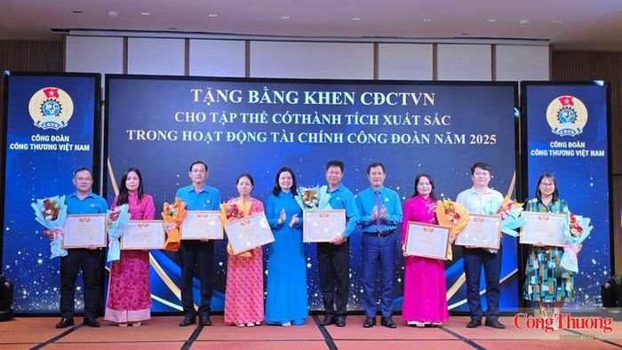 Công đoàn Công Thương Việt Nam trao bằng khen cho các tập thể có thành tích xuất sắc trong hoạt động tài chính công đoàn năm 2025.