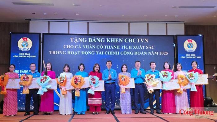 Công đoàn Công Thương Việt Nam trao bằng khen cho các cá nhân có thành tích xuất sắc trong hoạt động tài chính công đoàn năm 2025.