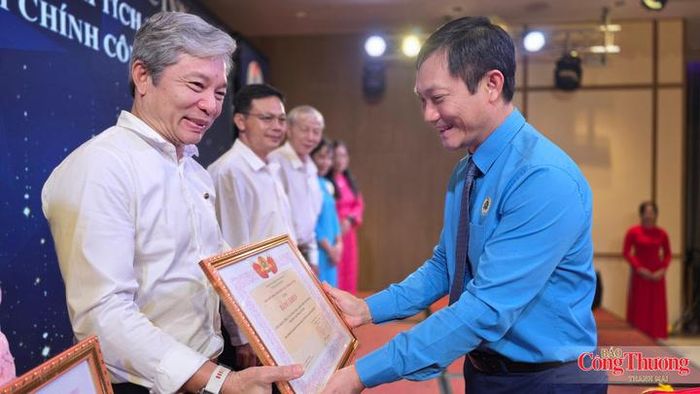 Chủ tịch Công đoàn Công Thương Việt Nam Lê An Hải tặng bằng khen cho các tập thể.