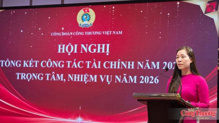 Đại diện Công đoàn Công nghiệp hoá chất Việt Nam trình bày tham luận tại hội nghị.