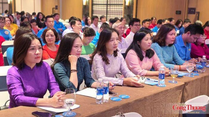 Tại hội nghị, các đại biểu tập trung trao đổi, thảo luận, chia sẻ kinh nghiệm và những cách làm hiệu quả trong quản lý, sử dụng tài chính công đoàn.