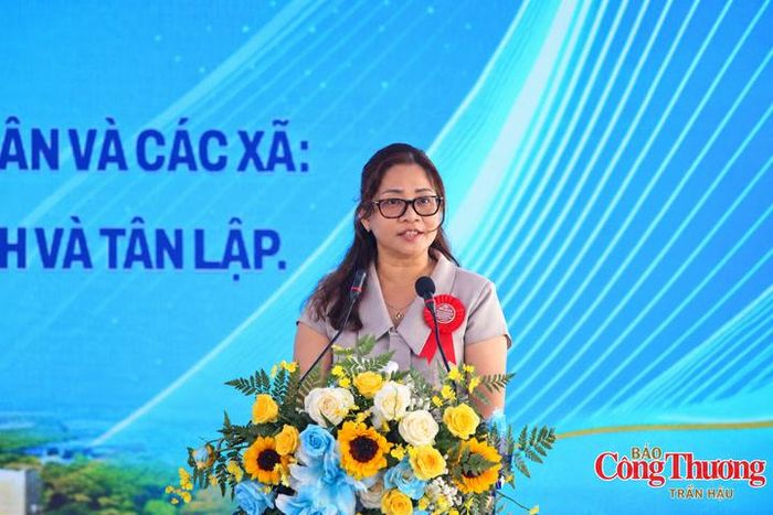 Đại biểu trình bày tham luận tại hội nghị
