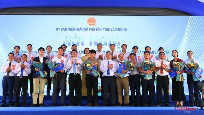 Lãnh đạo UBND tỉnh Lâm Đồng đã trao Quyết định chấp thuận chủ trương đầu tư, Giấy chứng nhận đăng ký đầu tư cho các doanh nghiệp