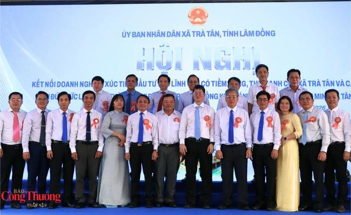 Ông Nguyễn Hồng Hải, Ủy viên Ban Thường vụ Tỉnh ủy, Phó Chủ tịch Thường trực UBND tỉnh Lâm Đồng, lãnh đạo 11 địa phương chụp hình lưu niệm