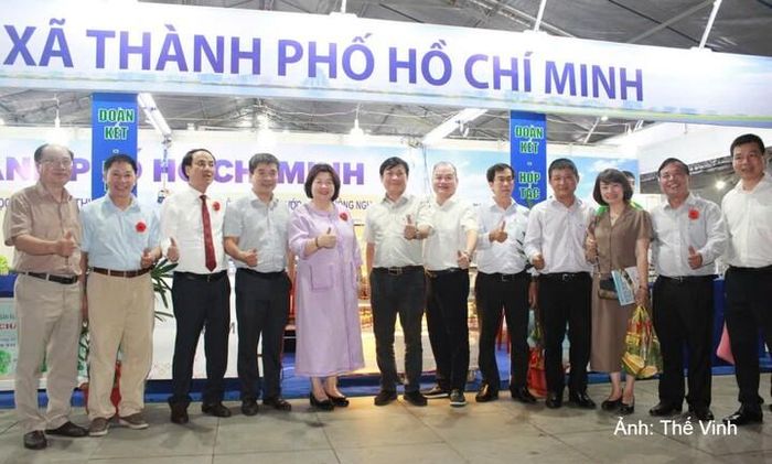 Các đại biểu chụp ảnh lưu niệm tại hội chợ.