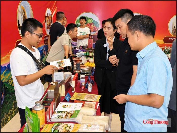 Doanh nghiệp hai nước tìm hiểu sản phẩm, trao đổi thông tin và tìm kiếm cơ hội hợp tác thương mại. Ảnh: Phương Trang