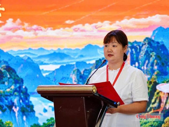 Bà Lý Xuân Toàn, Phó Cục trưởng Cục Thương vụ châu Văn Sơn, tỉnh Vân Nam, Trung Quốc chia sẻ về tiềm năng hợp tác thương mại giữa hai địa phương. Ảnh: Phương Trang