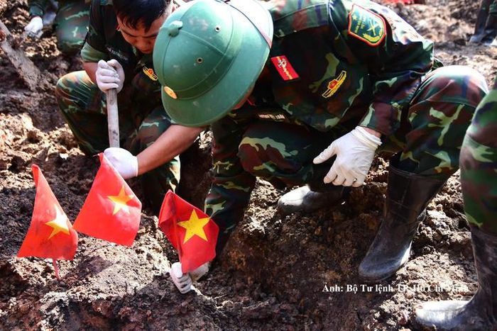 Riêng trong ngày 24/10, đã phát hiện, quy tập thêm 10 hài cốt liệt sĩ trong đó 3 bộ di có vật kèm theo tại Công viên Lê Thị Riêng.