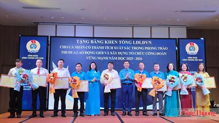 Tặng Bằng khen của Tổng Liên đoàn Lao động Việt Nam cho các cá nhân có thành tích xuất sắc trong phong trào thi đua lao động giỏi và xây dựng tổ chức công đoàn vững mạnh năm học 2025-2026.