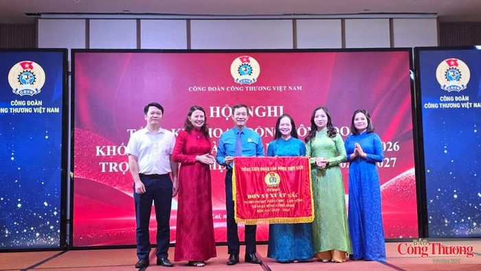 Công đoàn Công Thương Việt Nam được Tổng Liên đoàn Lao động Việt Nam tặng Cờ thi đua xuất sắc trong phong trào thi đua lao động giỏi và hoạt động công đoàn năm học 2025 - 2026.