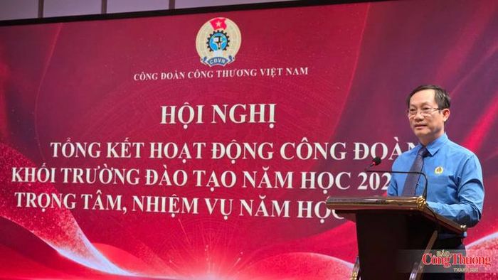 Ông Lê An Hải, Chủ tịch Công đoàn Công Thương Việt Nam phát biểu khai mạc hội nghị.