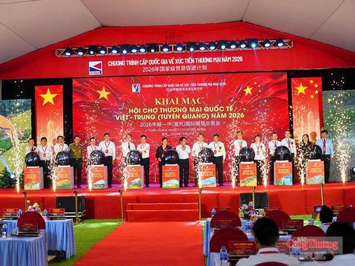 Các đại biểu thực hiện nghi thức khai mạc Hội chợ Thương mại quốc tế Việt - Trung (Tuyên Quang) năm 2026.