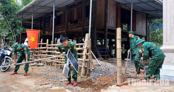 Cán bộ, chiến sĩ Đồn Biên phòng Hiền Kiệt xây dựng mô hình “Bản sáng vùng biên” tại bản Chiềng Căm, xã Hiền Kiệt.