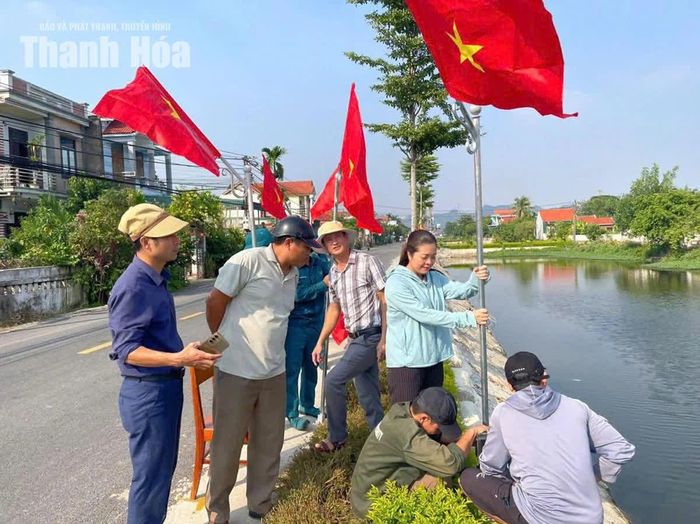 Người dân thôn Giáp Ngoại xã Hồ Vương hoàn thành tuyến “Đường cờ Tổ quốc”.