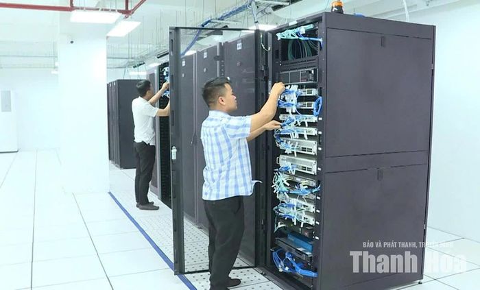 Cán bộ kỹ thuật đang kiểm tra hệ thống thiết bị, đường truyền của Trung tâm dữ liệu đặt tại Sở Khoa học và Công nghệ tỉnh Thanh Hóa.
