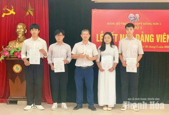 Học sinh Trường THPT Đông Sơn 1 tự hào khi được đứng vào hàng ngũ của Đảng.