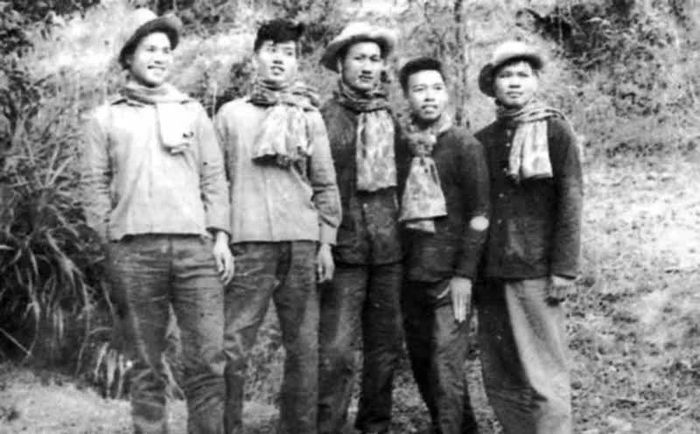 Cựu chiến binh Lê Duy Mai (giữa) cùng những đồng đội sống sót trở về sau sự kiện Hòn Hèo - Khánh Hòa.