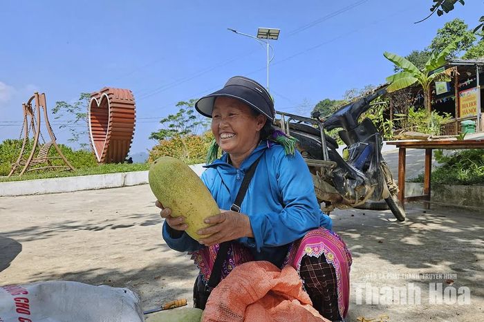 Theo những người bán hàng tại cổng trời, một phần nông sản được bà con tự trồng, phần khác họ mua lại của người dân trong bản rồi mang lên cổng trời bán. Cách làm này vừa giúp tiêu thụ sản vật địa phương, vừa tạo thêm nguồn thu cho những người tranh thủ buôn bán nhỏ.