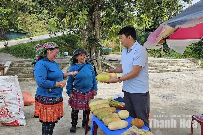 Một quả bí đao, vài nải chuối, mớ rau rừng hay bó măng có thể trở thành món quà mang về sau chuyến công tác. Với người mua, đó là sản vật địa phương, còn với người bán mỗi quả bí, quả dưa tiêu thụ được lại góp thêm một khoản tiền trang trải cuộc sống hàng ngày.
