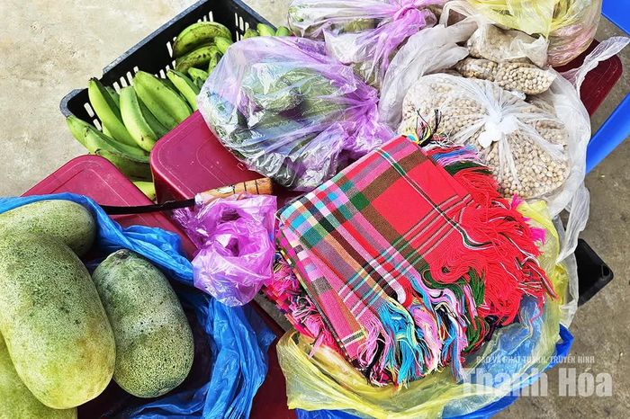 Giữa không gian núi rừng, những gùi hàng mộc mạc đã trở thành hình ảnh quen thuộc trên cung đường lên cổng trời Mường Lát. Đó là những sản phẩm do chính người dân địa phương làm ra, mang đến cho du khách những món quà bình dị từ nương rẫy và núi rừng vùng biên mỗi khi ghé qua đây.
