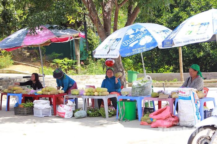 Mỗi ngày, tại điểm dừng chân trên cung đường lên vùng biên Mường Lát, chị Thào Thị Ké (58 tuổi), chị Cư Thị Chay (53 tuổi) và chị Thào Thị Dông (49 tuổi) ở bản Khằm, Trung Lý lại gùi hàng đến bày bán cho du khách.