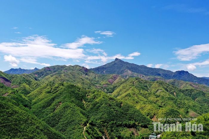 Cổng trời Mường Lát là điểm dừng chân của nhiều người trên hành trình đến các xã vùng biên. Từ đây, khách qua đường có thể phóng tầm mắt ngắm những dãy núi nối tiếp nhau và cảm nhận vùng đất nơi đại ngàn miền Tây xứ Thanh.
