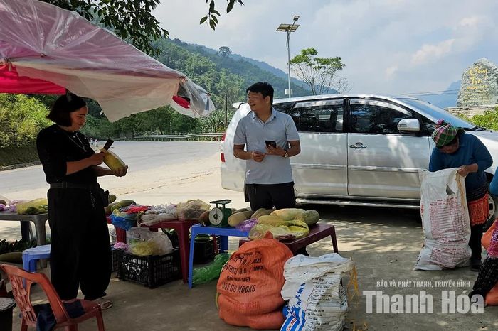Anh Lê Văn Dương ở phường Hạc Thành, tỉnh Thanh Hóa chia sẻ, mỗi chuyến công tác tại các xã biên giới thuộc huyện Mường Lát trước đây, anh thường dừng lại nghỉ chân, tận hưởng không khí trong lành, ngắm cảnh núi rừng và mua nông sản của bà con nơi đây. Theo anh, những sản phẩm mua tại đây thường được mọi người đón nhận khi anh mang về sau mỗi chuyến công tác.