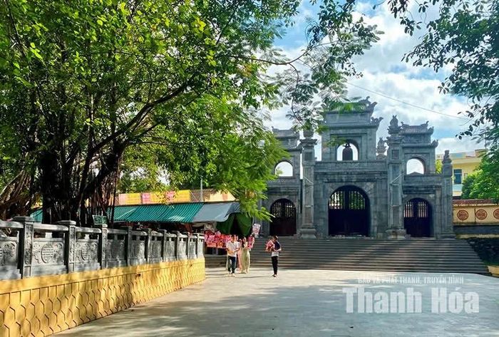 Du khách về dâng lễ ở đền Sòng (Sòng Sơn).