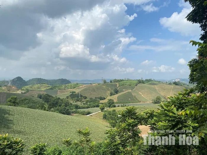 Từ trên đèo Ba Dội, thu vào tầm mắt là phong cảnh thiên nhiên tươi đẹp.