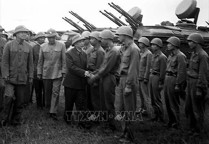 Đại tướng Võ Nguyên Giáp đến thăm và kiểm tra cán bộ, chiến sĩ Quân đoàn 1 (Binh đoàn Quyết Thắng) vào ngày 16/10/1974. Ảnh: TTXVN