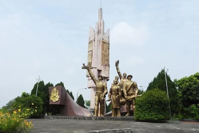 Tượng đài chiến thắng Sông Lô trên núi Đồn thuộc xã Chí Đám, huyện Đoan Hùng, tỉnh Phú Thọ. Ảnh: dcs.nhandan.vn