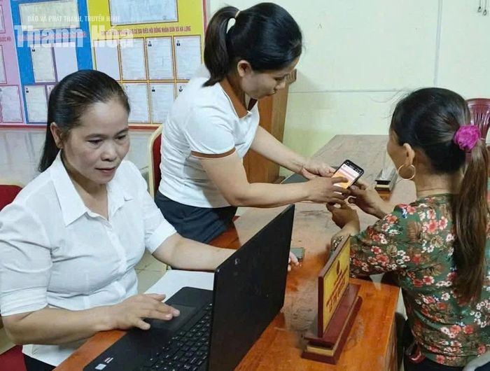 Công chức Trung tâm Phục vụ hành chính công xã Hà Long đến các thôn để hướng dẫn người dân thực hiện các thủ tục hành chính.