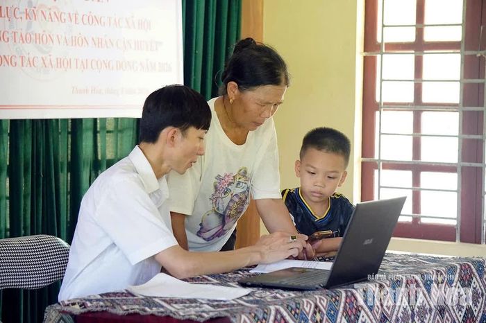 Trưởng bản Hà Văn Đốc hướng dẫn người dân thực hiện thủ tục hành chính trên ứng dụng VNeID.