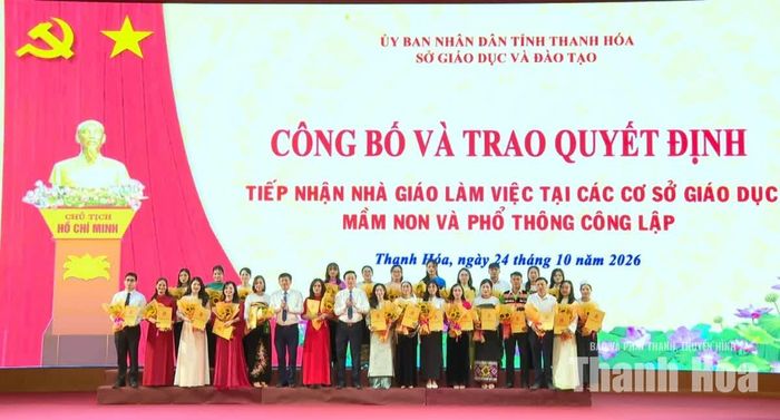 Lãnh đạo Sở GD&ĐT trao quyết định tiếp nhận cho các nhà giáo.