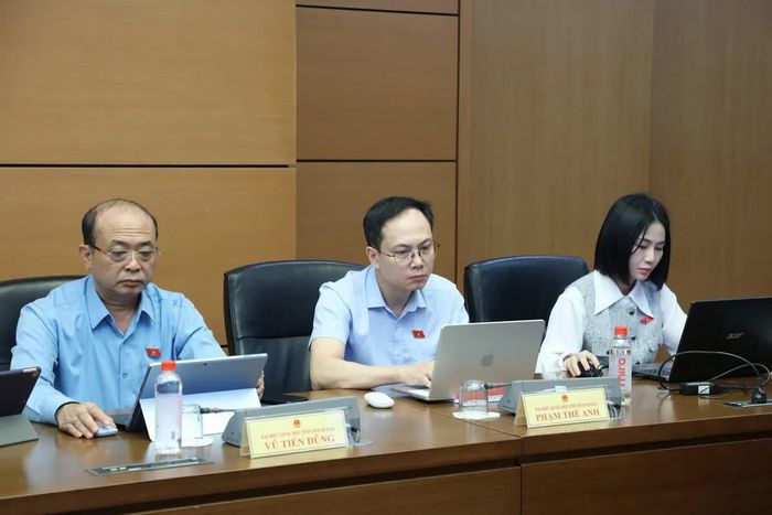 Các đại biểu Đoàn ĐBQH tỉnh Thanh Hóa tham gia thảo luận tổ. Ảnh: An Nhiên