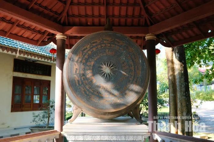 Trống đồng 2 mặt có một không hai được xác lập kỷ lục Việt Nam hiện được lưu giữ ở Thiền viện Trúc Lâm Hàm Rồng.