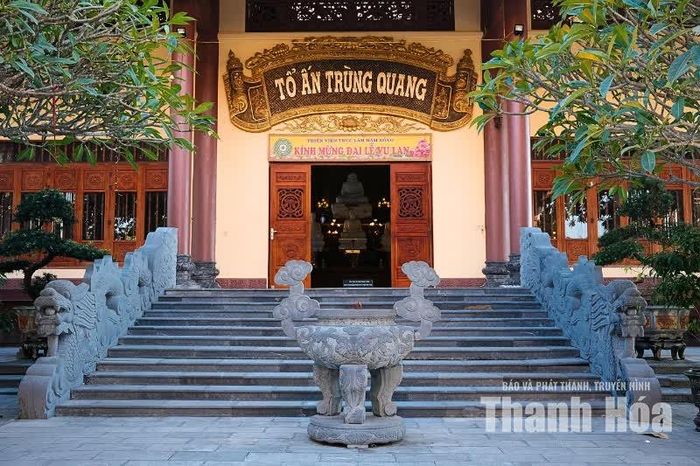 Trải qua hơn bảy thế kỷ, Thiền phái Trúc Lâm Yên Tử vẫn có sức ảnh hưởng trong đời sống văn hóa, tín ngưỡng của người Việt. Tại Thiền viện Trúc Lâm Hàm Rồng, những giá trị ấy được tiếp nối thông qua không gian thờ Tổ, hoạt động tu học và thực hành Phật pháp. Trong đó, nhà thờ Tổ giữ vai trò quan trọng trong việc tưởng niệm các vị Tổ của dòng thiền, đồng thời thể hiện sự kế thừa truyền thống Phật giáo dân tộc.