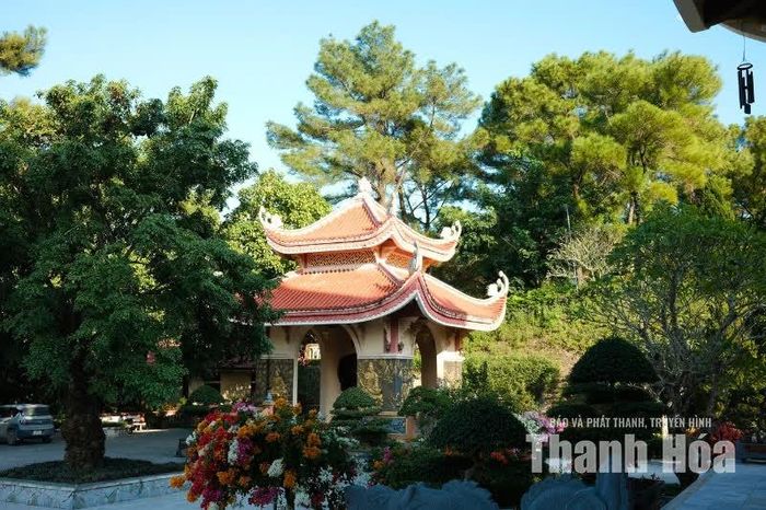 Điểm đặc biệt của Thiền viện Trúc Lâm Hàm Rồng không chỉ nằm ở cảnh quan hay quy mô kiến trúc, mà còn ở sự tiếp nối truyền thống Thiền phái Trúc Lâm Yên Tử - dòng thiền mang bản sắc Việt Nam, gắn với Phật hoàng Trần Nhân Tông từ thế kỷ XIII.Sau khi lãnh đạo đất nước vượt qua hai cuộc kháng chiến chống quân Nguyên - Mông vào các năm 1285 và 1288, ông nhường ngôi cho con, sau đó xuất gia tu hành và lên núi Yên Tử, trở thành vị Tổ khai sáng Thiền phái Trúc Lâm. Sự hiện diện của thiền viện trên đất Hàm Rồng góp phần giới thiệu những giá trị tư tưởng, văn hóa của dòng thiền này, đồng thời tạo thêm không gian tu học, sinh hoạt tâm linh cho tăng ni, Phật tử và người dân.