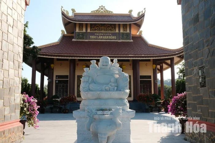 Từ cổng tam quan, hệ thống bậc đá dẫn lên khu vực chính điện.