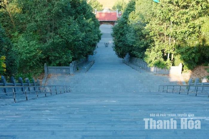 Khánh thành năm 2017, Thiền viện Trúc Lâm Hàm Rồng được xây dựng trên diện tích 9ha, với 12 hạng mục kiến trúc như cổng tam quan, Đại Hùng Bảo Điện, nhà thờ Tổ, lầu chuông, lầu trống, thiền đường, trai đường,...