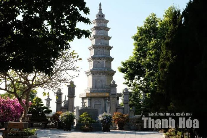 Tôn Sư Tháp với kiến trúc nhiều tầng uy nghi, nổi bật giữa khuôn viên xanh mát của Thiền viện.
