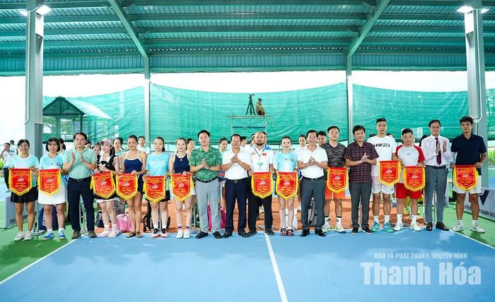 Đại diện lãnh đạo Sở Văn hóa, Thể thao và Du lịch, Báo và Phát thanh, truyền hình Thanh Hóa cùng UBND phường Nam Sầm Sơn trao cờ lưu niệm cho các CLB tham dự.