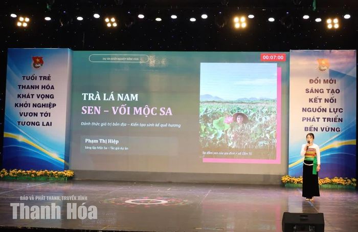 Tác giả thuyết trình dự án.
