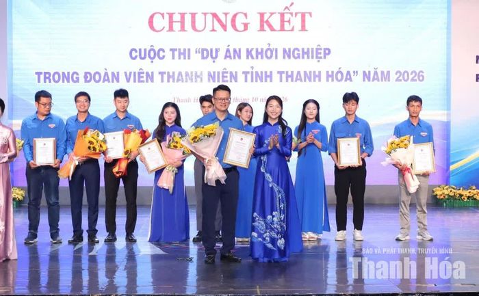 Bí thư Tỉnh đoàn Lê Ngọc Ánh trao giải Nhất cho tác giả Lê Minh Đức, phường Hạc Thành với dự án 8-bit Education - Hệ sinh thái giáo dục công nghệ cho trẻ em.