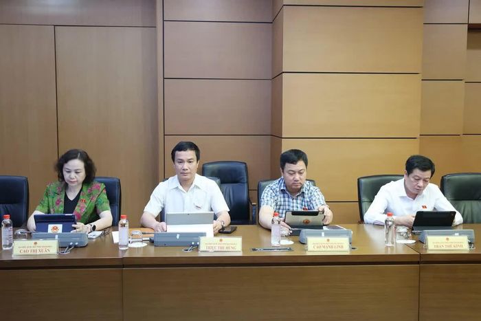 Các đại biểu Đoàn ĐBQH tỉnh Thanh Hóa tham gia phiên thảo luận tổ. Ảnh: An Nhiên
