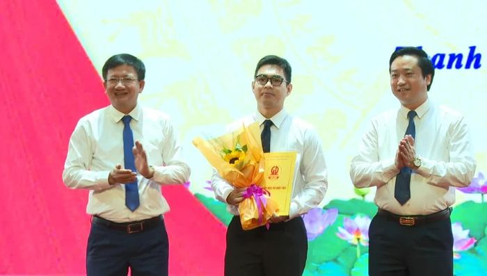 Lãnh đạo Sở GD&ĐT trao quyết định tiếp nhận làm giáo viên dạy môn chuyên tại Trường THPT Chuyên Lam Sơn cho nhà giáo Nguyễn Đắc Hiếu.