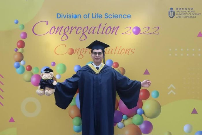 Nguyễn Đắc Hiếu trong ngày tốt nghiệp tại Trường Đại học Khoa học Kỹ thuật và Công nghệ Hồng Kông.